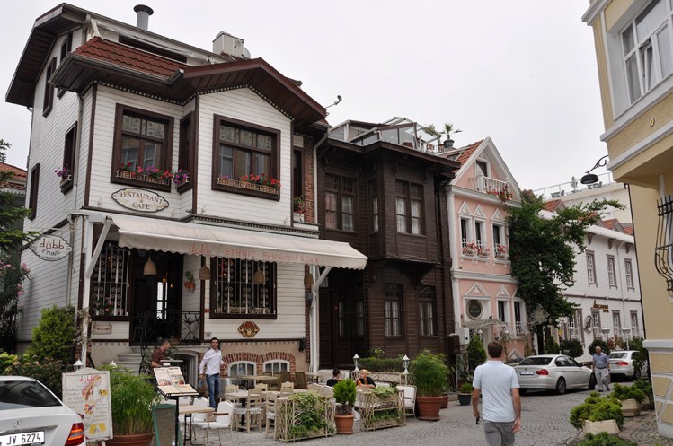 pretty streets in Sultanahmet