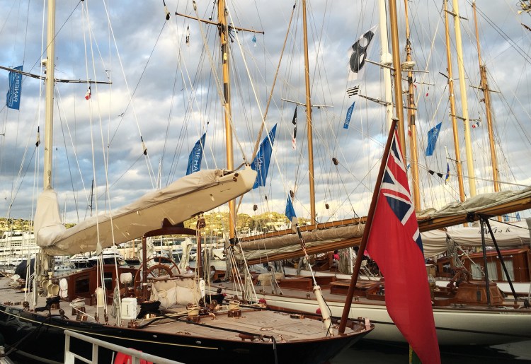 Old-timey sailing yacht. I'll have that.